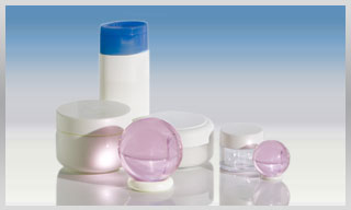 Zwei Beautyholone in Rosa mit Kosmetikprodukten