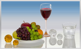 Zwei Vitaholone in Gold und zwei Vitaholone in Klar mit Lufteinschlüsse. Arangement mit Obstteller, Wein- und Wasserglas